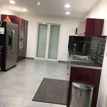 Charmante Avec Piscine à Saint-gilles Villa